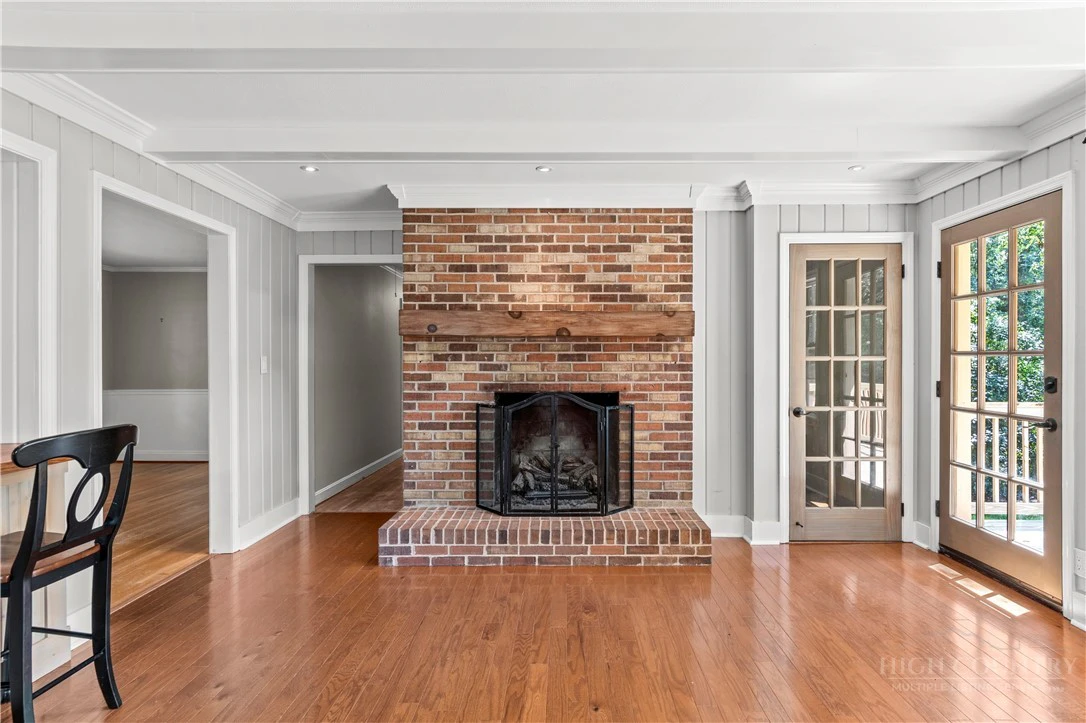 Image number 12 for the current listing