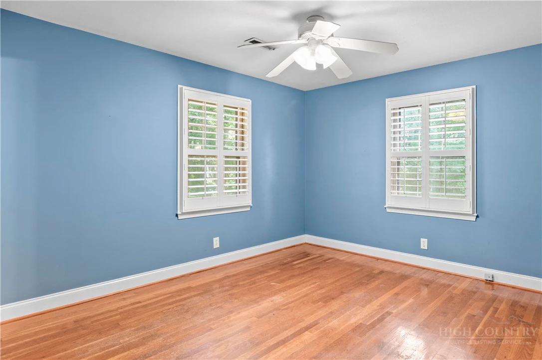 Image number 19 for the current listing