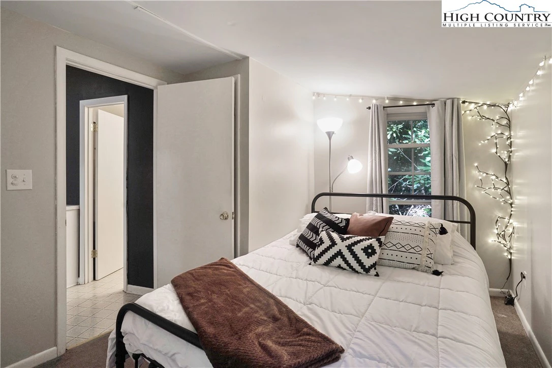 Image number 3 for the current listing