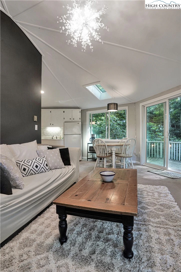 Image number 13 for the current listing