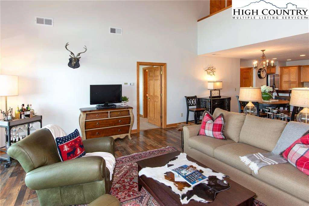 Image number 18 for the current listing