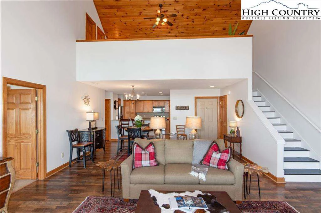 Image number 17 for the current listing