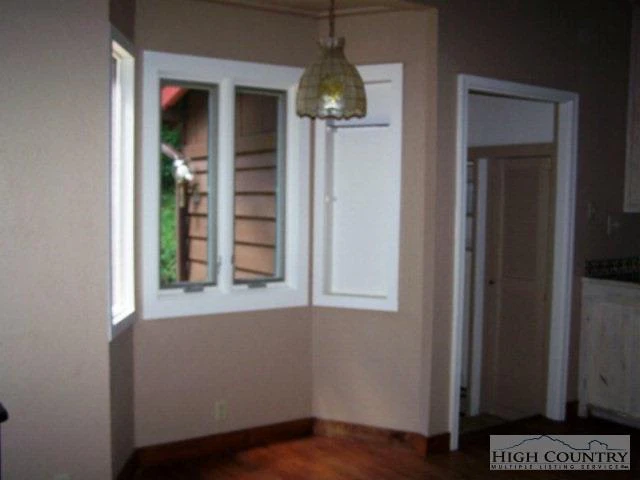 Image number 7 for the current listing