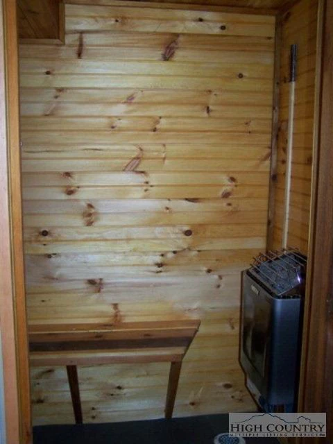 Image number 21 for the current listing