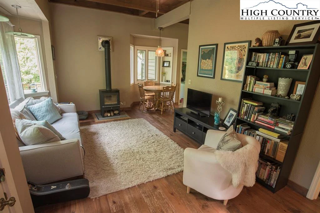 Image number 19 for the current listing