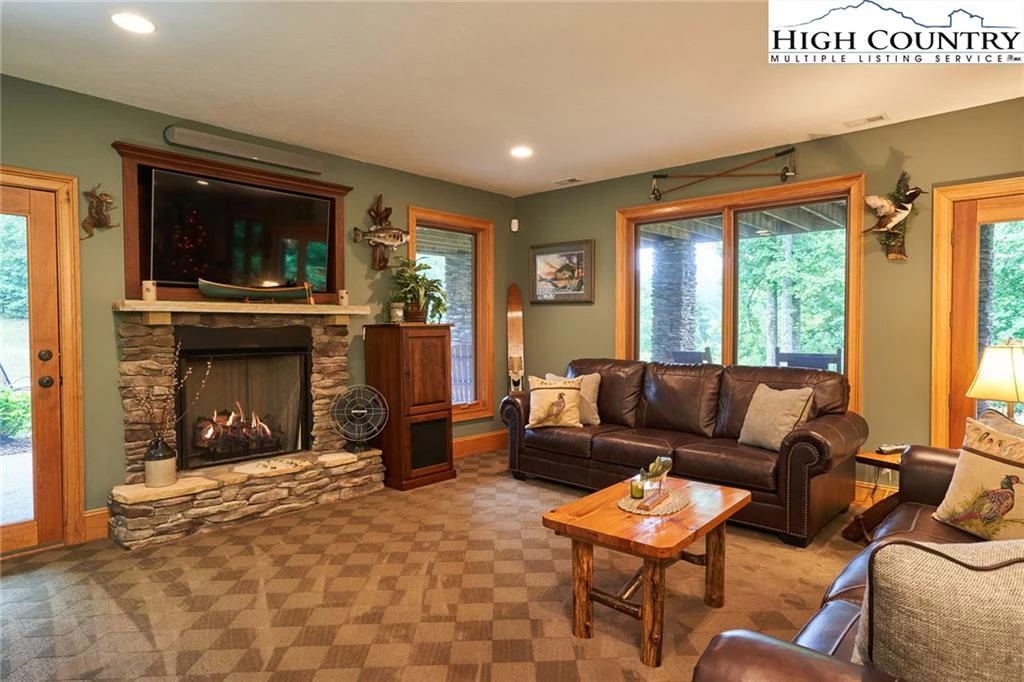 Image number 14 for the current listing