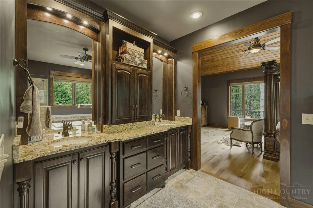 Image number 5 for the current listing