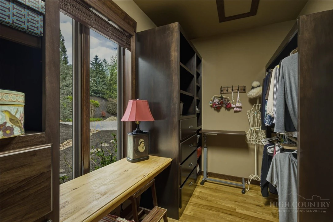 Image number 7 for the current listing
