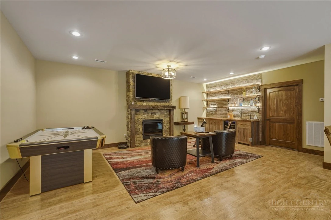 Image number 12 for the current listing