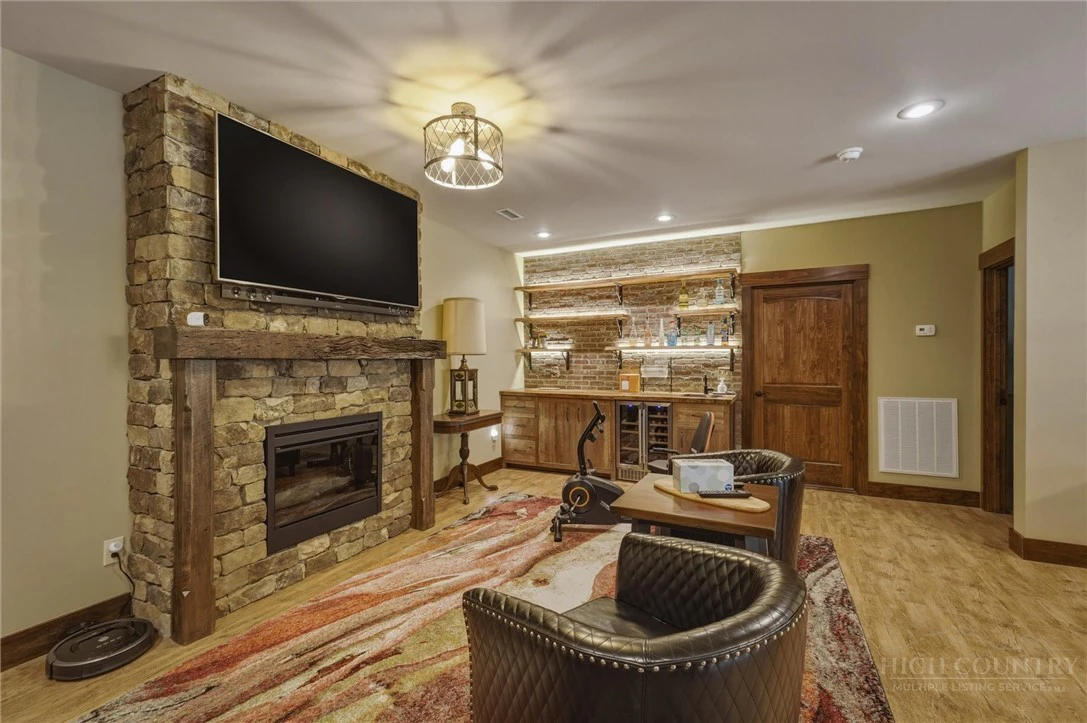 Image number 15 for the current listing