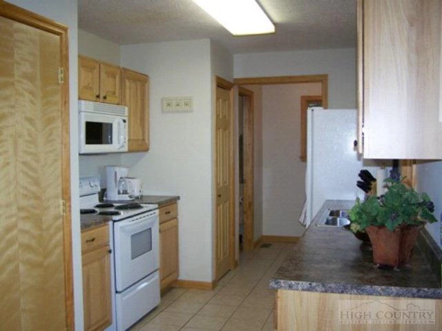 Image number 4 for the current listing