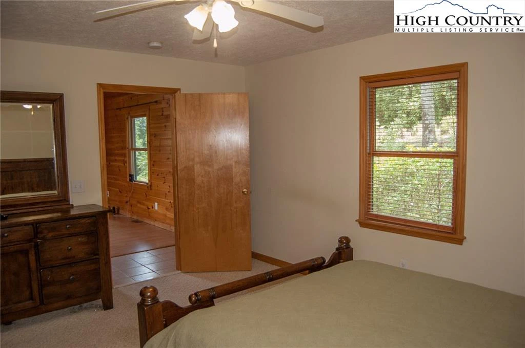 Image number 15 for the current listing