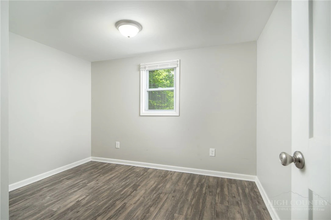 Image number 14 for the current listing