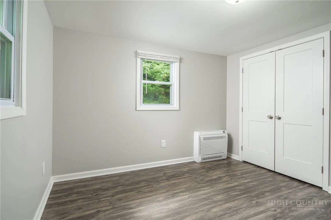 Image number 17 for the current listing