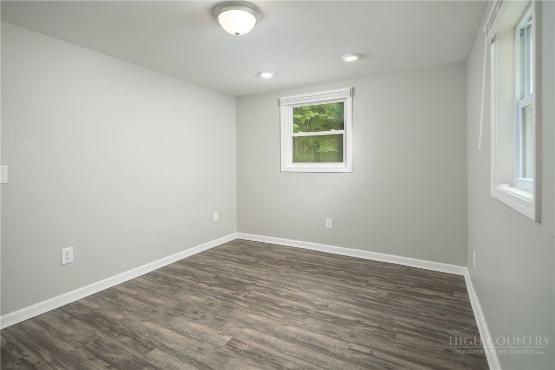 Image number 19 for the current listing