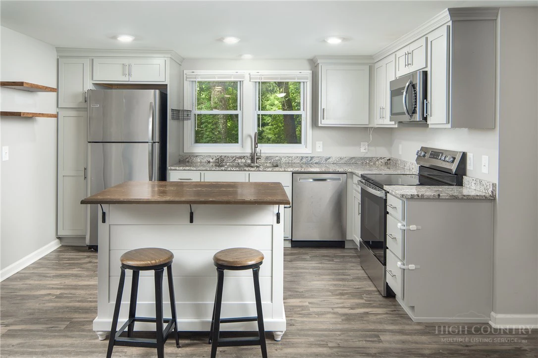 Image number 3 for the current listing