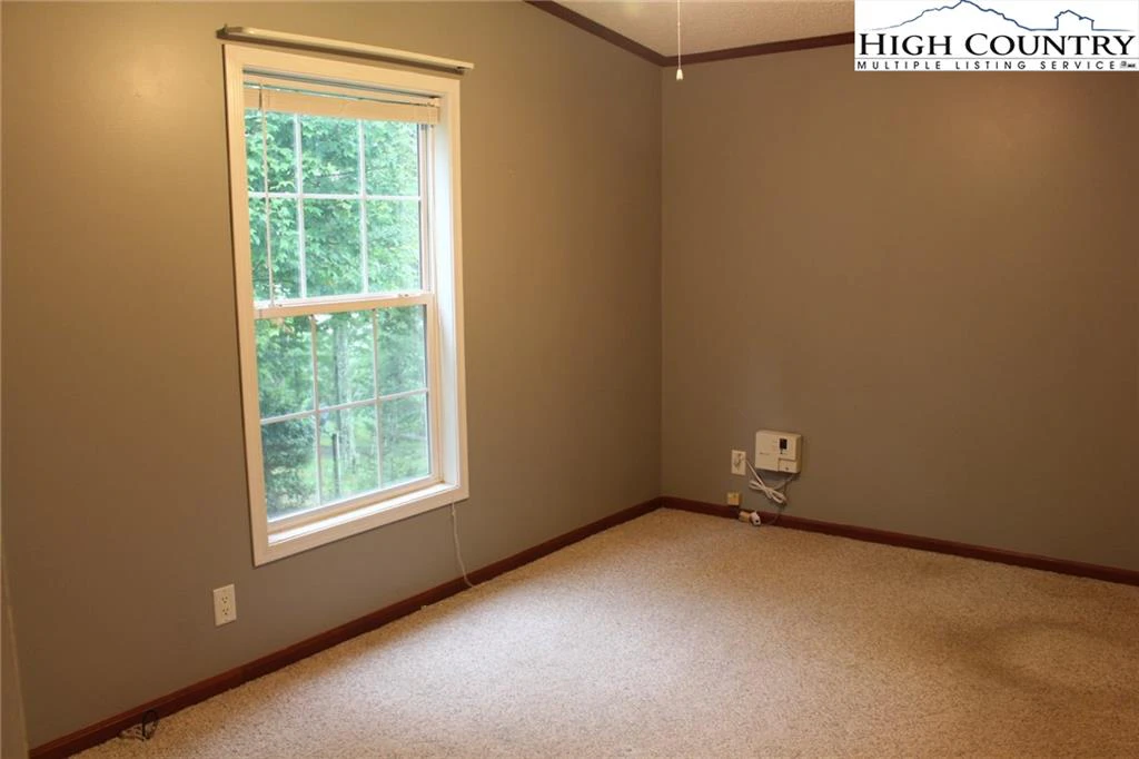 Image number 9 for the current listing