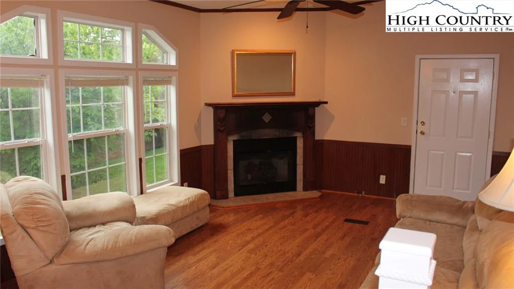 Image number 15 for the current listing