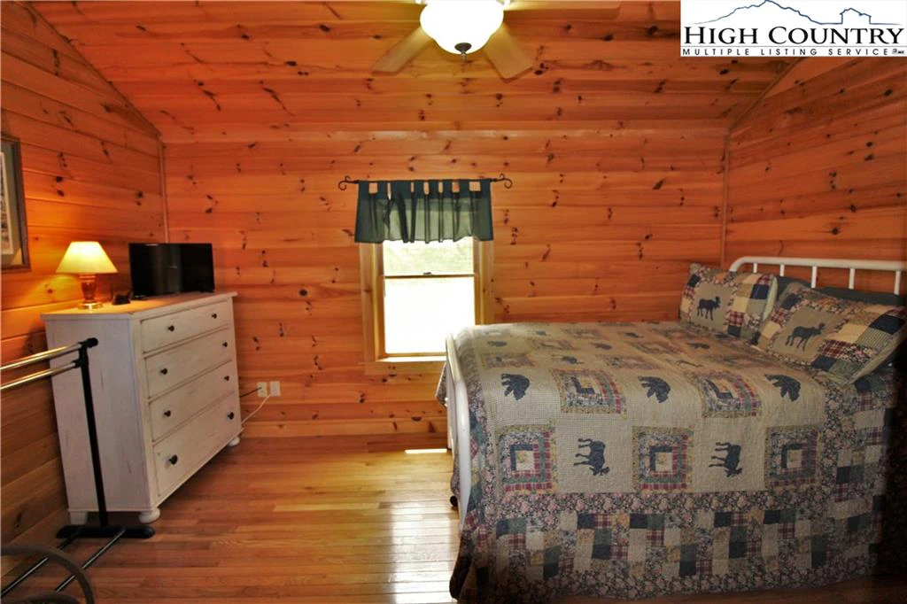 Image number 4 for the current listing