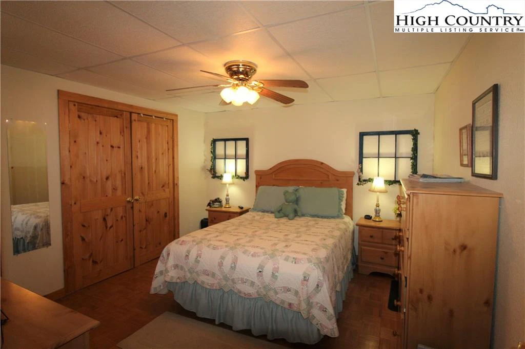 Image number 15 for the current listing