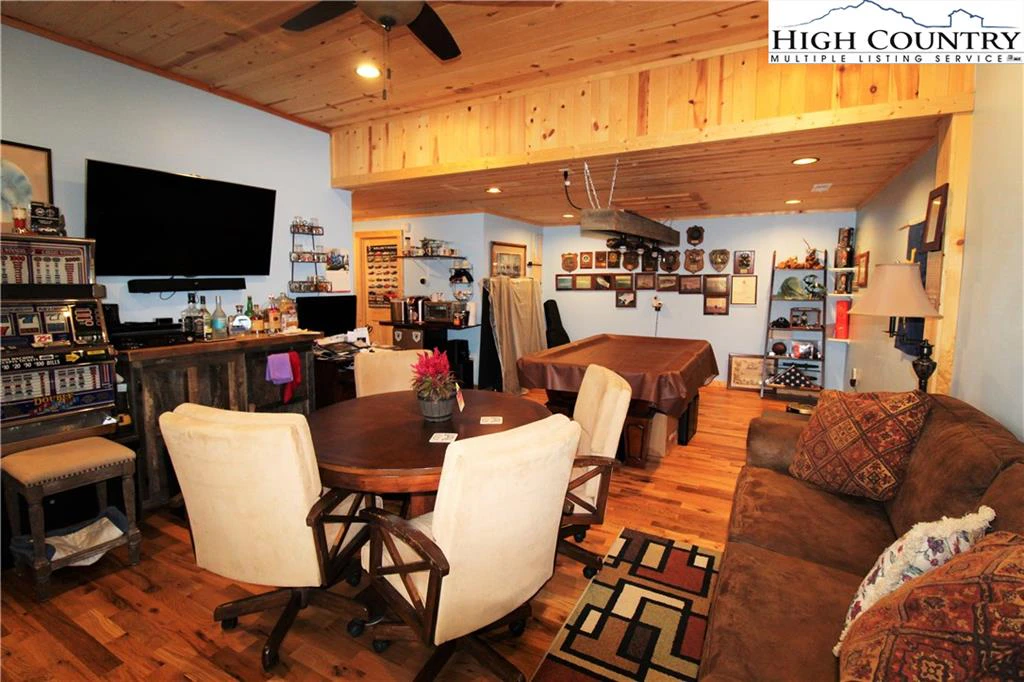 Image number 5 for the current listing