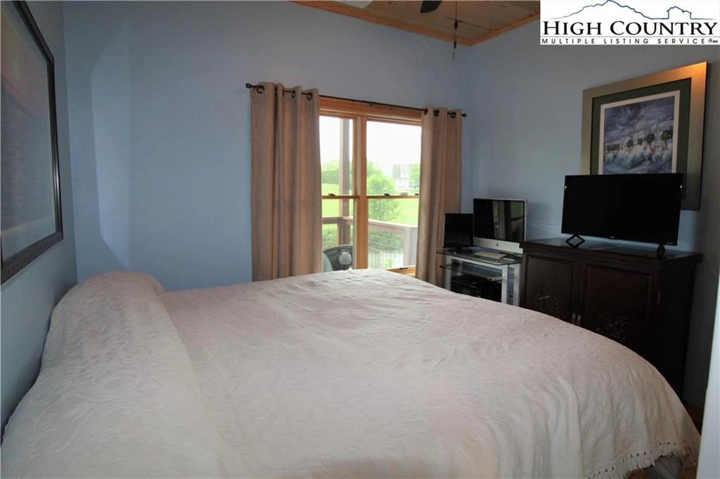 Image number 8 for the current listing