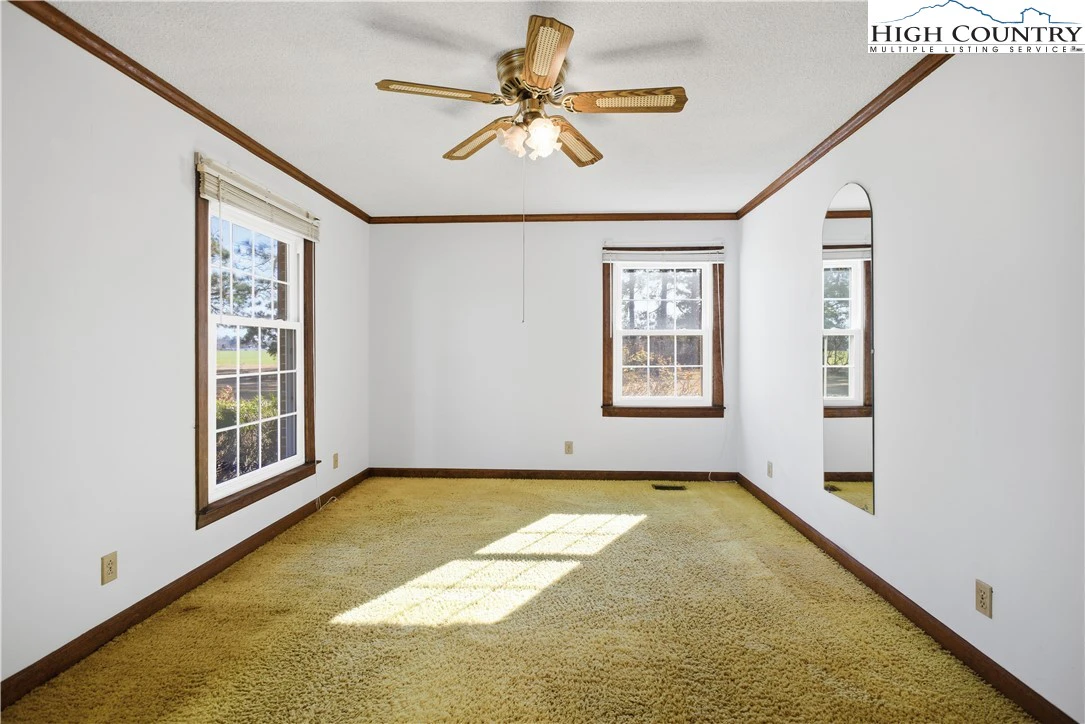 Image number 19 for the current listing