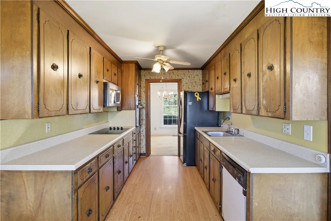 Image number 14 for the current listing