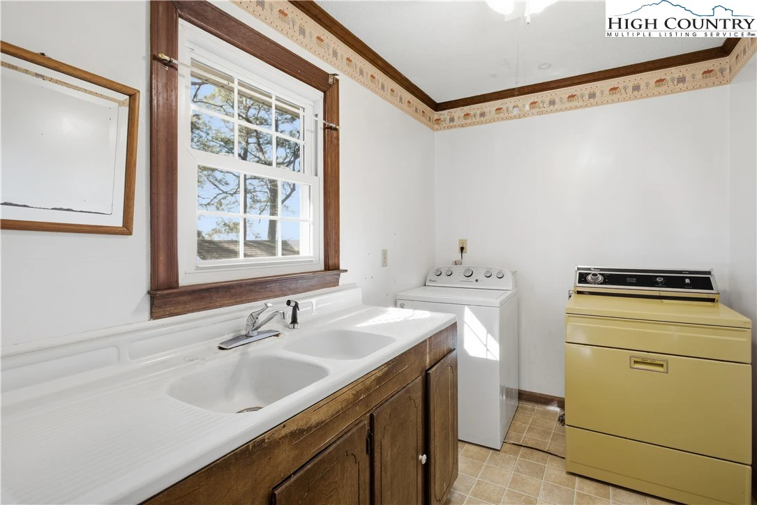 Image number 4 for the current listing