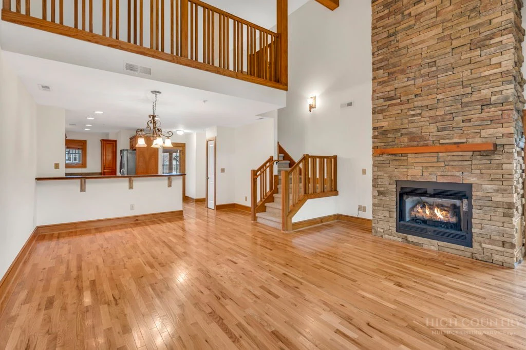 Image number 14 for the current listing