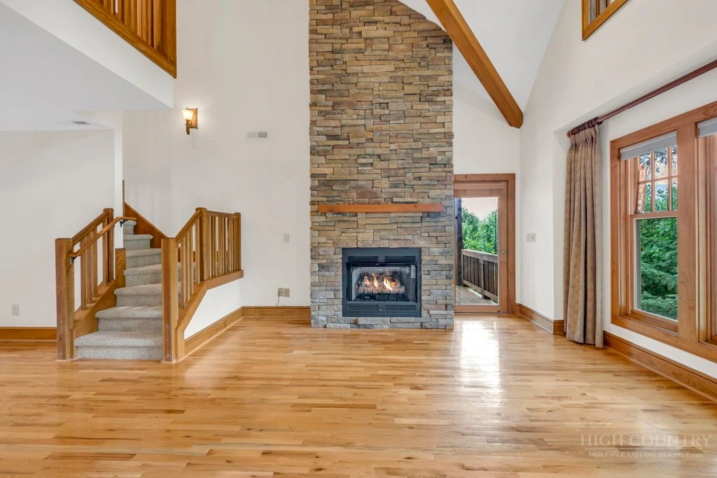 Image number 16 for the current listing