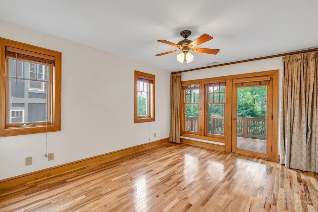 Image number 21 for the current listing