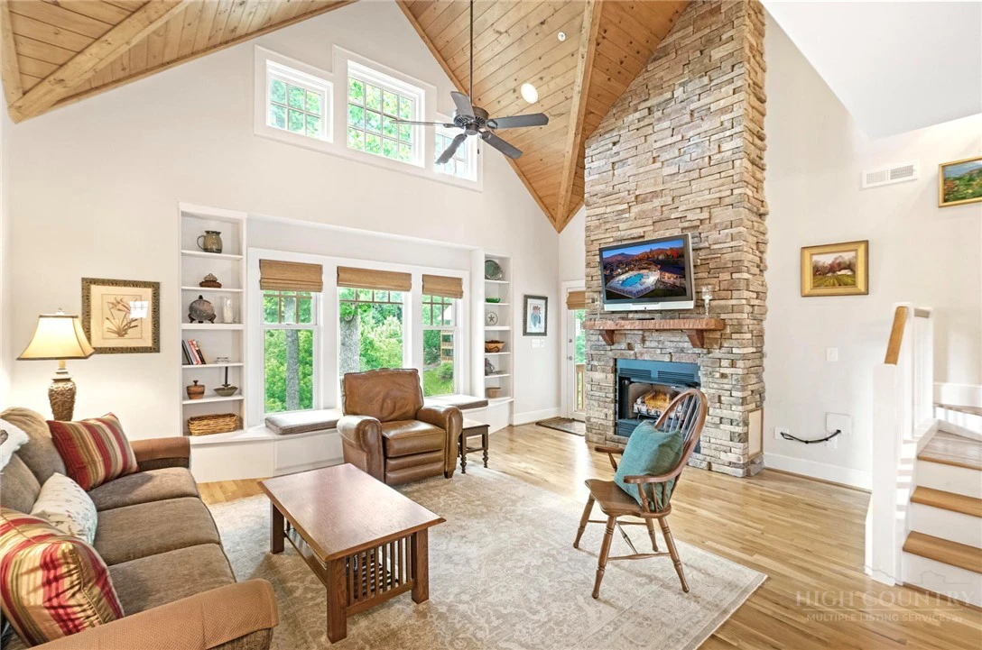 Image number 1 for the current listing