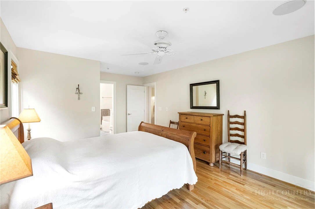 Image number 21 for the current listing