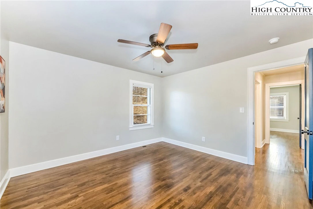 Image number 3 for the current listing