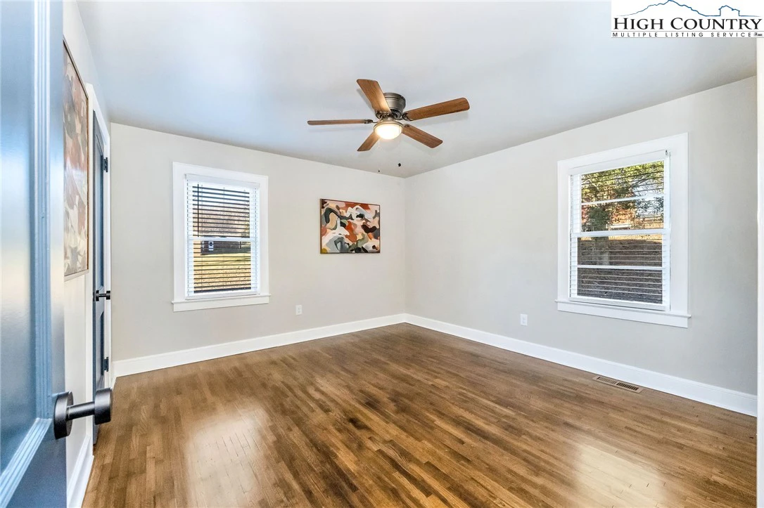 Image number 14 for the current listing