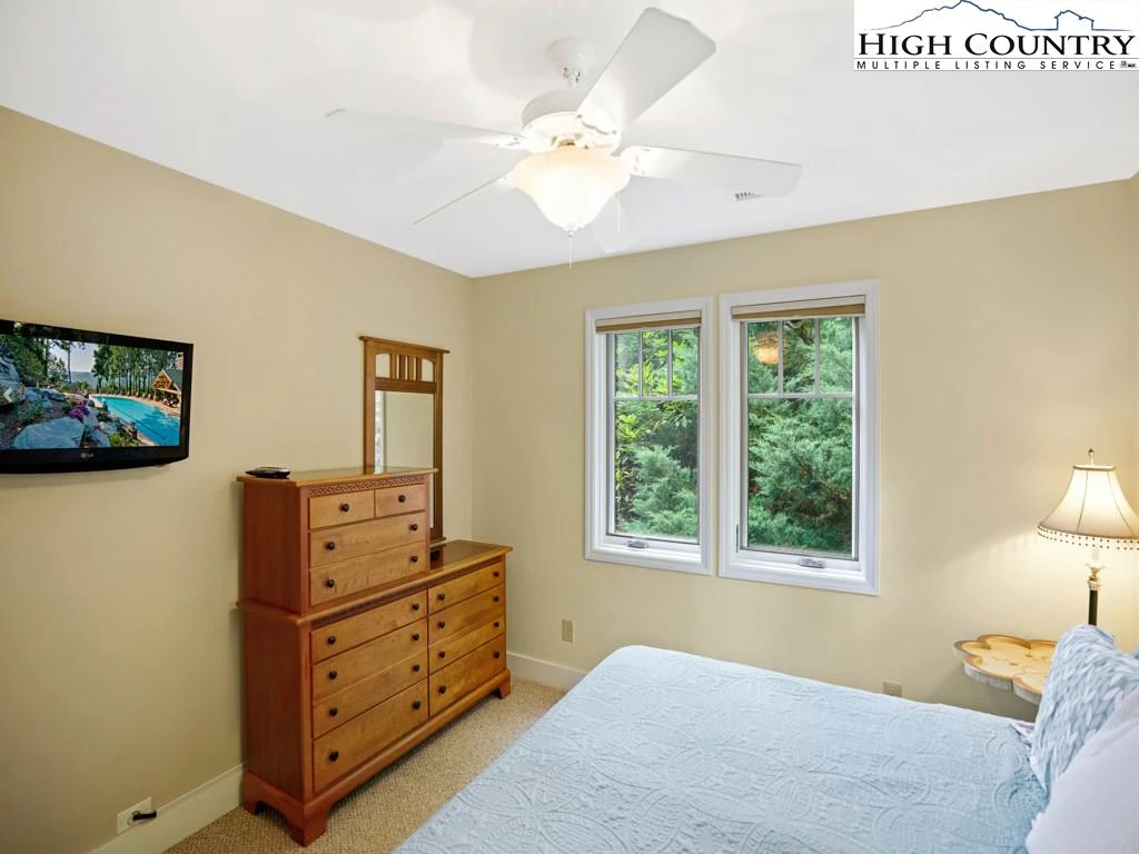 Image number 14 for the current listing