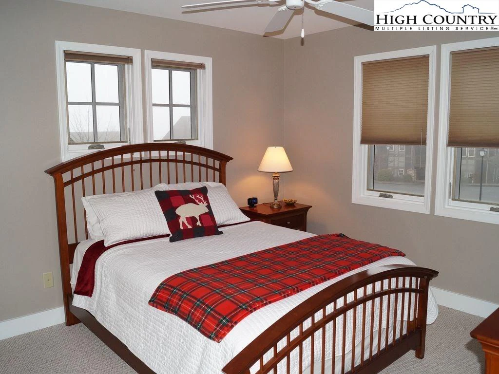 Image number 11 for the current listing