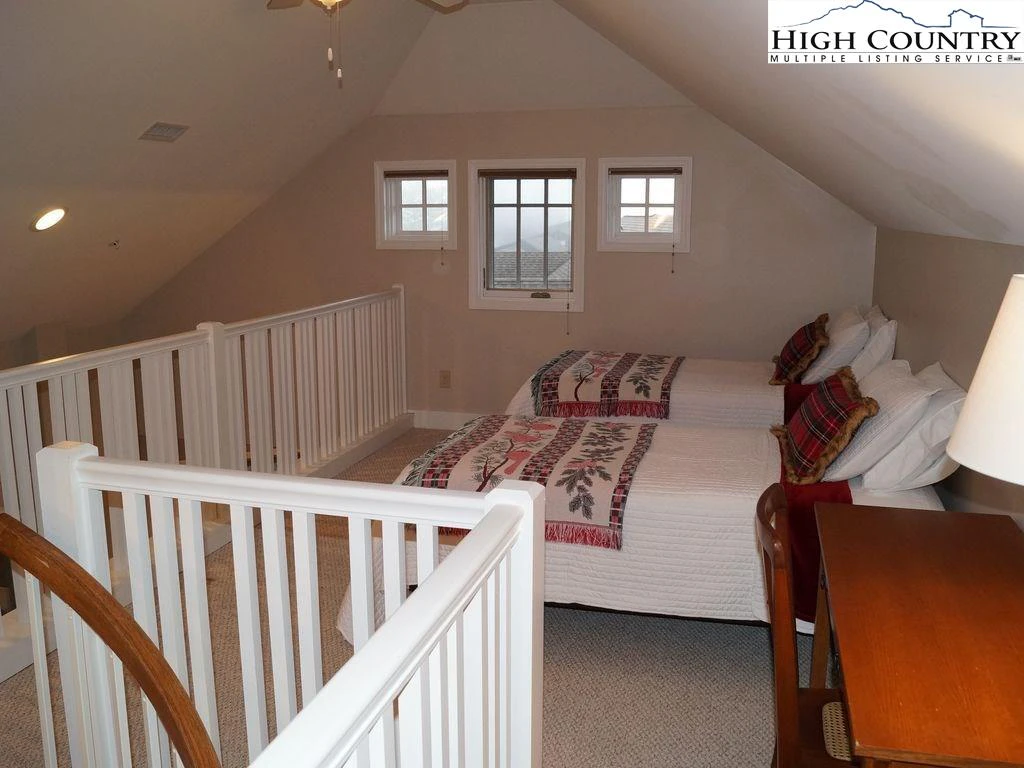 Image number 8 for the current listing