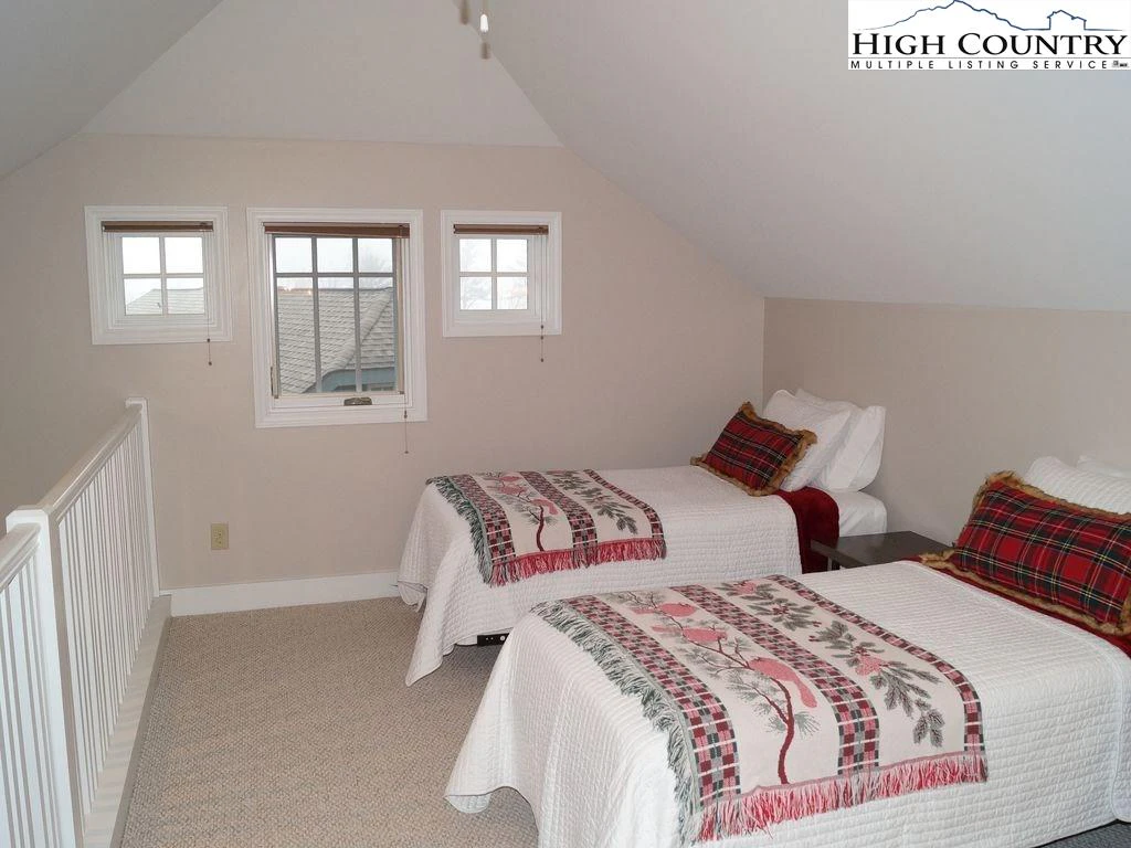 Image number 7 for the current listing