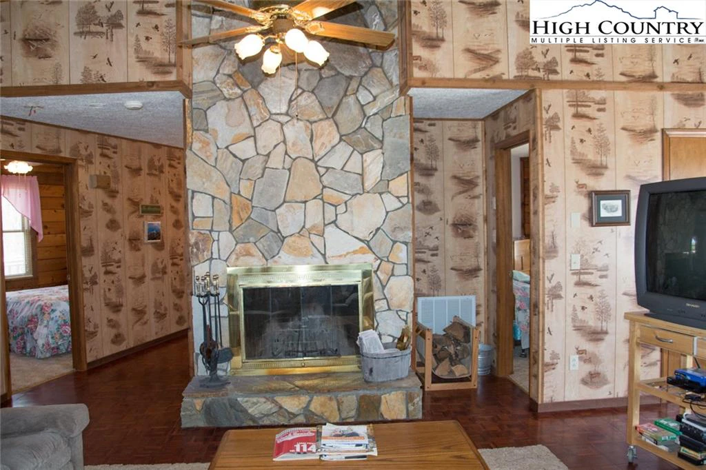 Image number 15 for the current listing