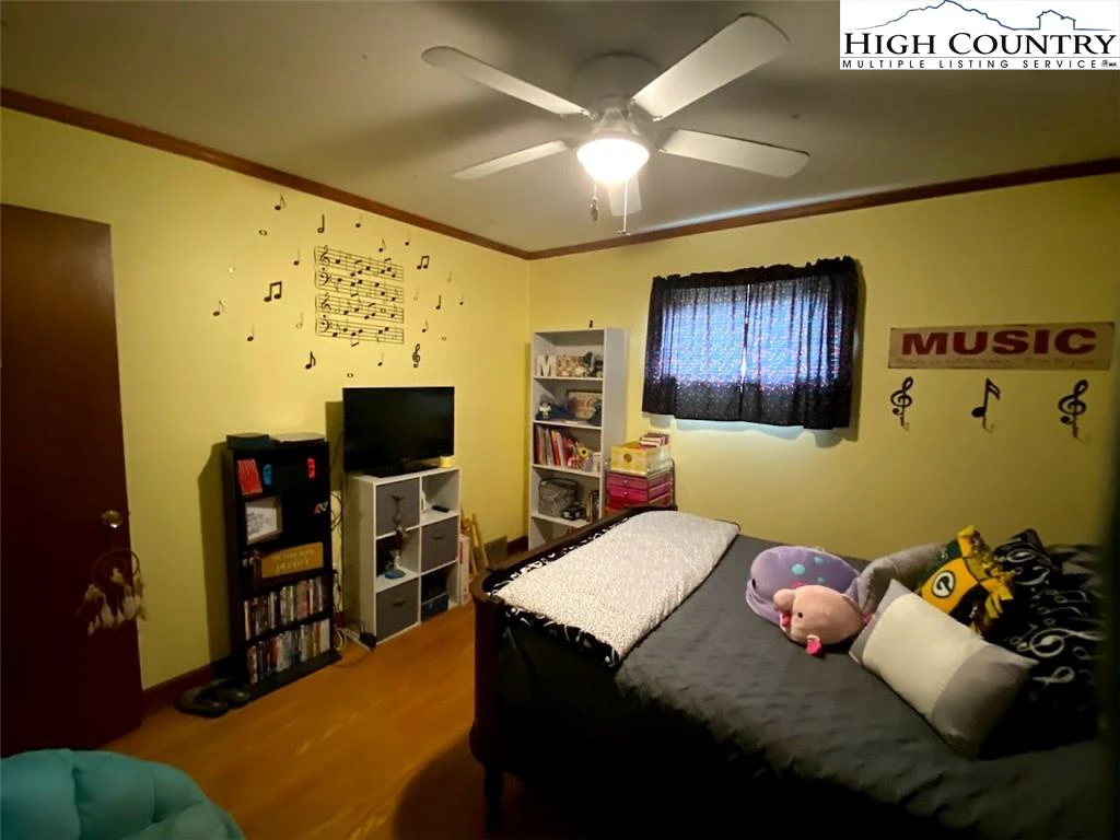 Image number 2 for the current listing