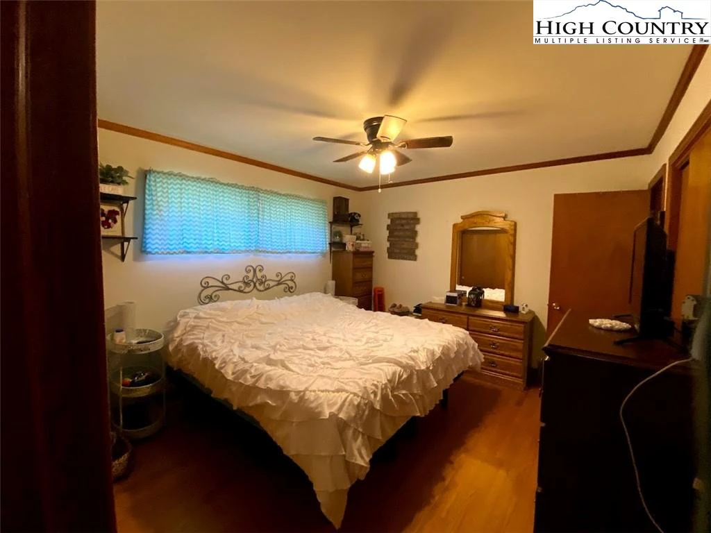 Image number 11 for the current listing