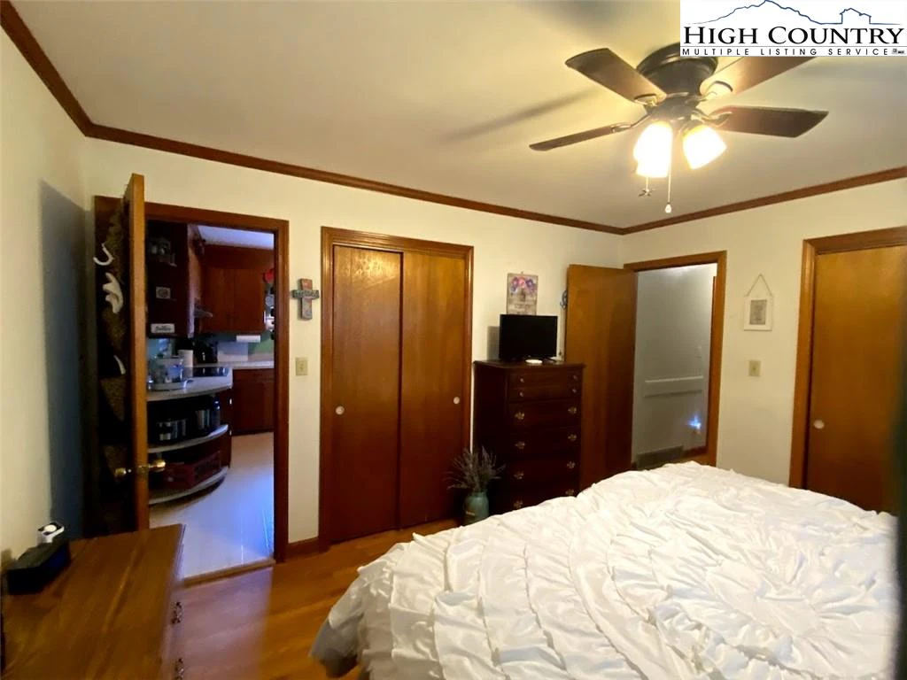 Image number 13 for the current listing
