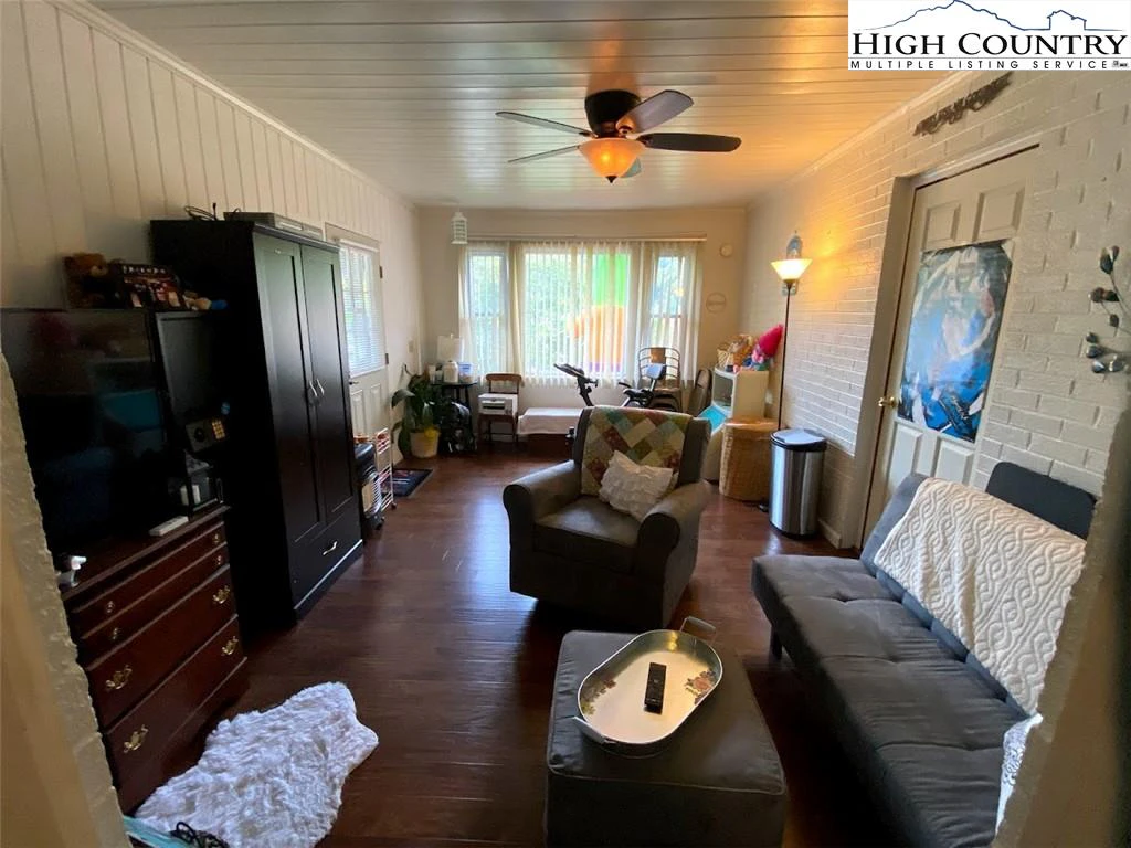 Image number 15 for the current listing