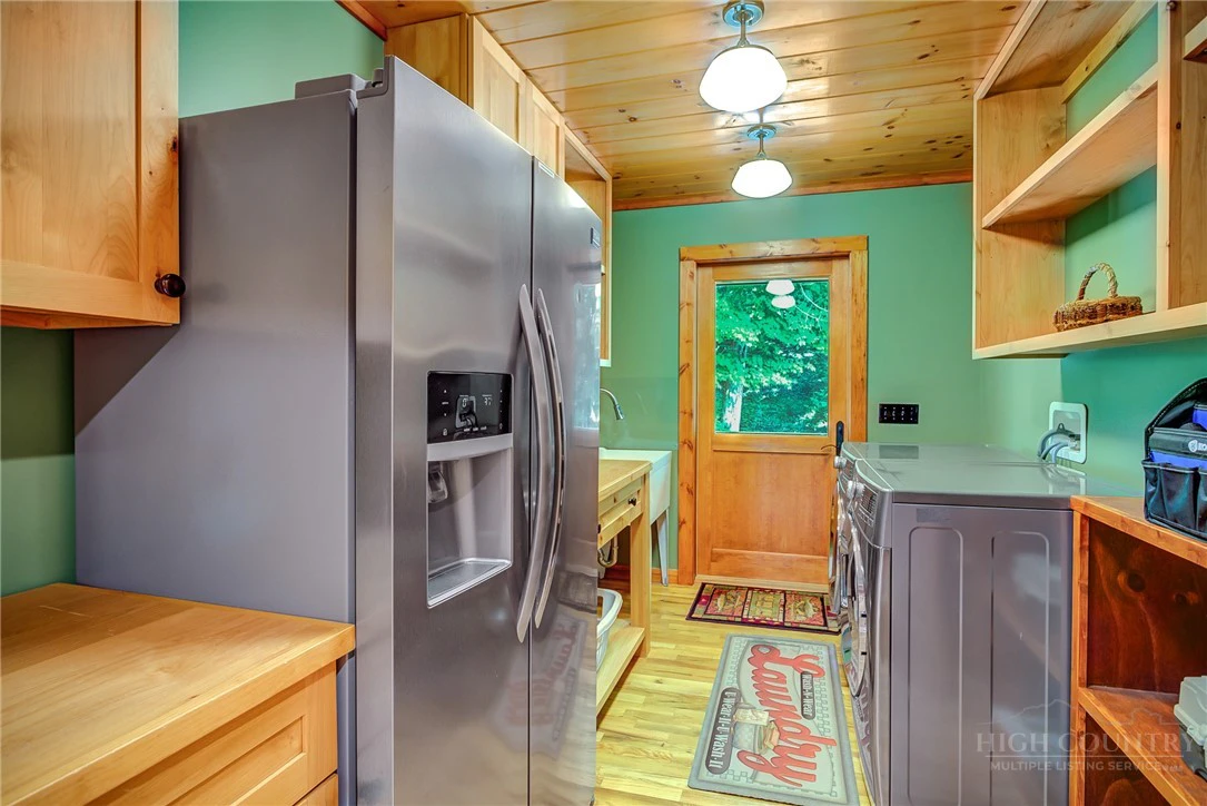 Image number 19 for the current listing