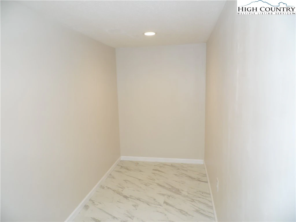 Image number 19 for the current listing