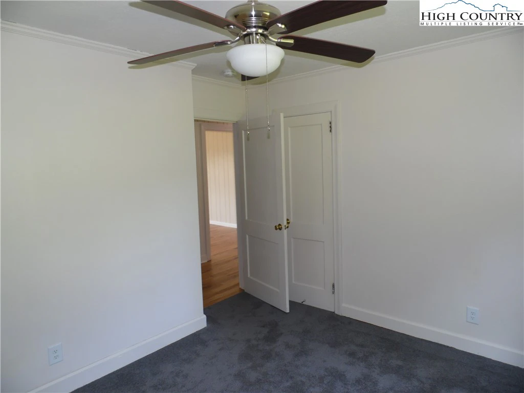 Image number 4 for the current listing