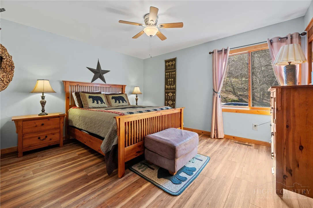 Image number 3 for the current listing
