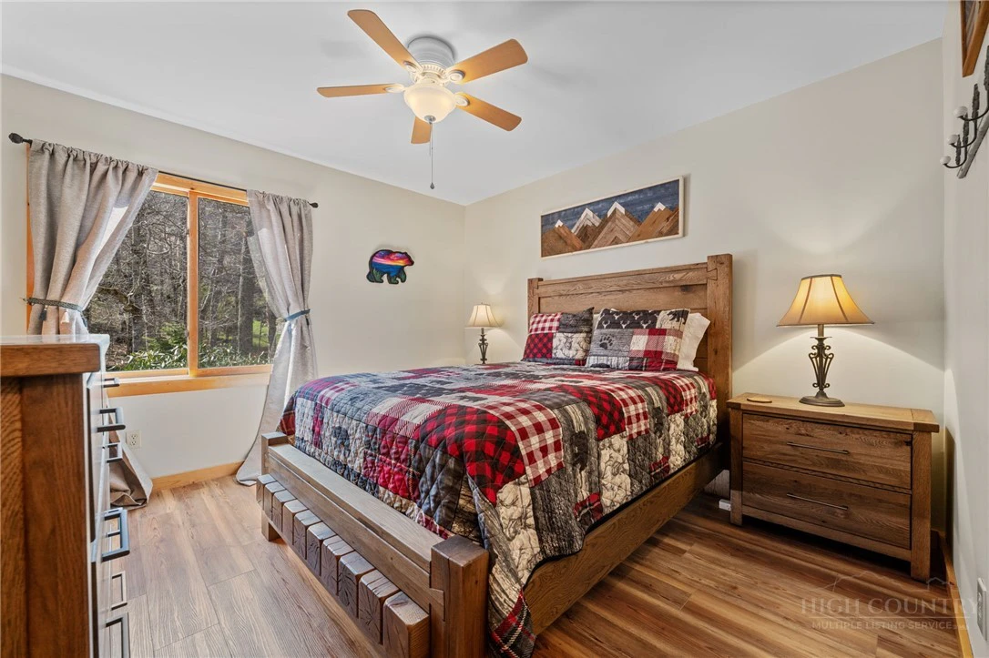 Image number 4 for the current listing